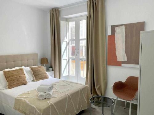 um quarto com uma cama com um bicho de peluche em Apartamentos Casa Macías em Cádiz