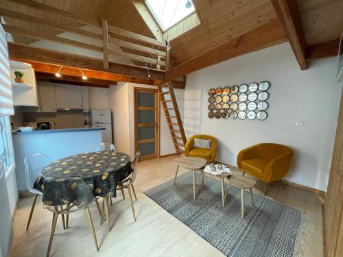 a kitchen and dining room with a table and chairs at Maison de Ville Lumineuse centre ville à pieds - Lit 160 in Quimper