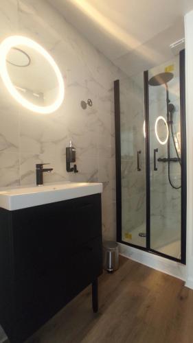 une salle de bain avec un lavabo et une douche dans l'établissement Nouveau* Vintage Mecanic* Wifi*Netflix*Confort, à Venette