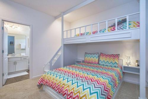 a bedroom with a bunk bed and a bathroom at Sonoma Resort 7 Bedroom Vacation Home 2600YA in Kissimmee