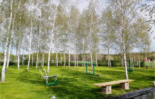 Jardín al aire libre en Awesome Home In Gubin With Sauna