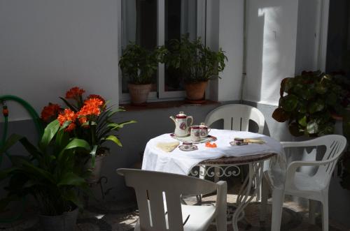 una mesa y sillas con un set de té en el balcón en CASA DOROTEO, en Cardeña