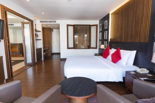 Postel nebo postele na pokoji v ubytování Hotel J Pattaya