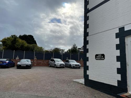 a group of cars parked in a parking lot at The White Lodge Hotel in Hereford