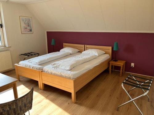 ein Schlafzimmer mit einem großen Bett in einem Zimmer in der Unterkunft Hotel De Oude Molen in Groesbeek