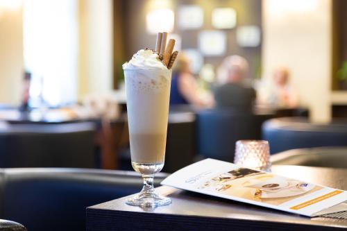 a drink in a glass sitting on a table at Bagińscy Spa in Pobierowo