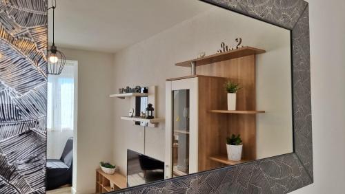 einen Spiegel in einem Zimmer mit einem Wohnzimmer in der Unterkunft Apartments Slado in Omiš