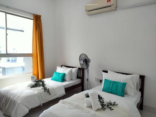 Duas camas num quarto com uma ventoinha e uma janela. em Cyberia Crescent - 3 bedroom 8 Pax em Cyberjaya