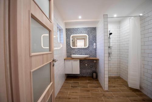 Kúpeľňa v ubytovaní Pitypang Apartman Kápolnásnyék