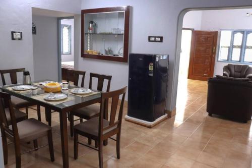 comedor con mesa y nevera en Madura Homestay - Gorgeous Home with 2BHK 5 minutes from NH44, en Madurai