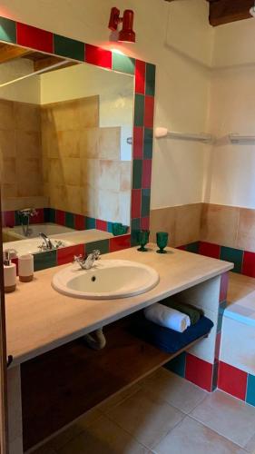 a bathroom with a sink and a mirror at Quinta de SantAna da Várzea in Abrantes