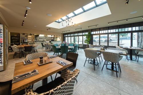Un restaurante u otro lugar para comer en Wellness Hotel Pivovar Monopol