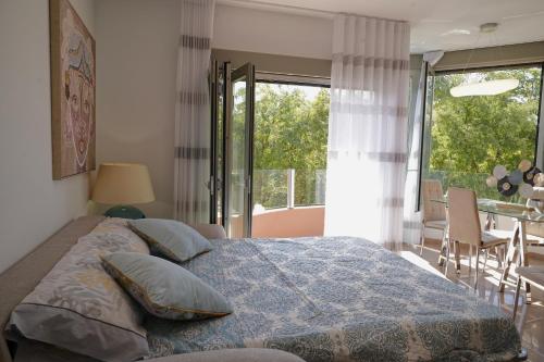 um quarto com uma cama, uma mesa e cadeiras em El Balcon Deluxe em Baena