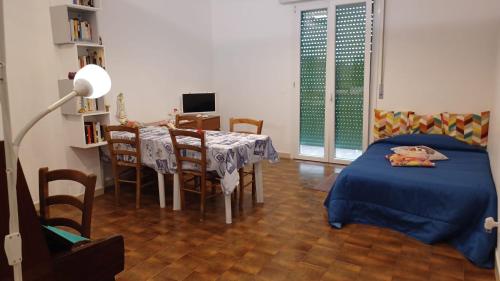 a bedroom with a table and a dining room at LA CASA DI DALILA in Santa Croce sullʼ Arno