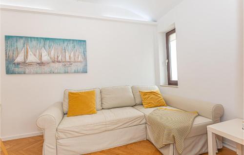 Een zitgedeelte bij Amazing Apartment In Primosten With Wifi And 1 Bedrooms