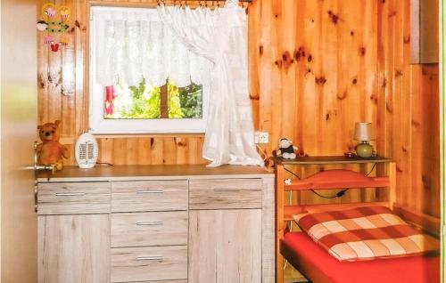 Cette chambre dispose d'un bureau et d'une fenêtre dans une cabine. dans l'établissement Nice Home In Ostrda With Kitchen, à Ostróda