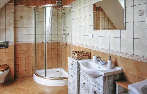 a bathroom with a sink and a shower and a toilet at 3 Bedroom Amazing Home In Jedwabno in Jedwabno