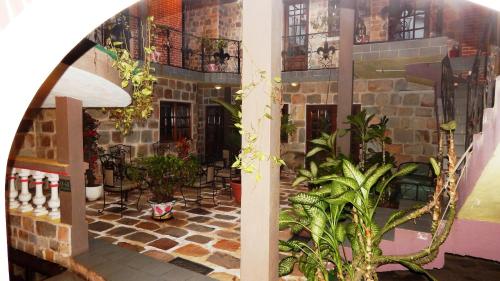 a building with a courtyard with plants in it at Résidence Hôtelière Océane in Lomé