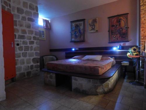 a bedroom with a large bed in a room at Résidence Hôtelière Océane in Lomé