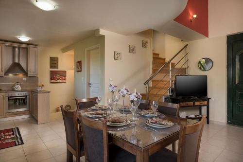 a kitchen and dining room with a table and chairs at Villa La Palma in Vrísai