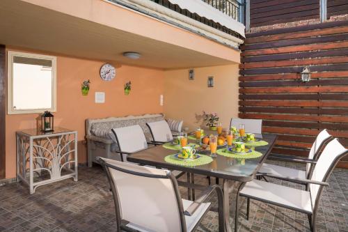 a dining room with a table and chairs at Villa La Palma in Vrísai