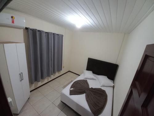Cette petite chambre comprend un lit. dans l'établissement Casa inteira II - 2 quartos, à Pomerode