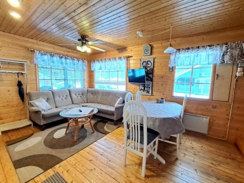 ein Wohnzimmer mit Sofa und Tisch in der Unterkunft Pikkuturska in Kalajoki