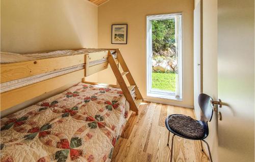 sypialnia z łóżkiem piętrowym i oknem w obiekcie Awesome Home In Ecksj With Wifi w mieście Eksjö