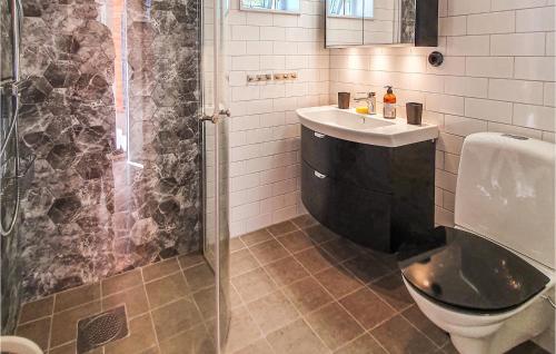 ein Bad mit einer Dusche, einem Waschbecken und einem WC in der Unterkunft Awesome Home In Ecksj With Wifi in Eksjö