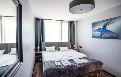 um quarto com uma cama e um espelho em Nice Apartment In Nidzica With Wifi em Nidzica