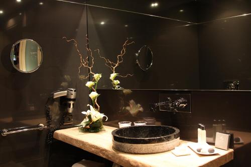 W łazience znajduje się umywalka i lustro. w obiekcie Hôtel & Lodges Moby Dick w mieście Porto-Vecchio