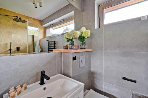 Osada Białka Tatrzańska - apartamenty & domki z ogrodem dla rodzin Odkryj-Bialkeにあるバスルーム