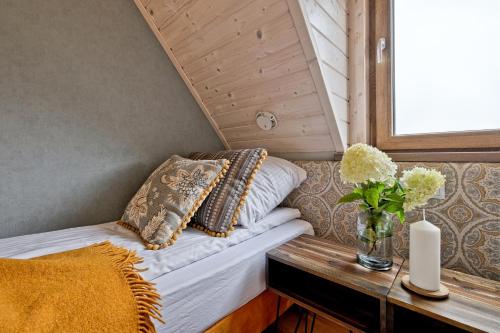 Osada Białka Tatrzańska - apartamenty & domki z ogrodem dla rodzin Odkryj-Bialkeにあるベッド
