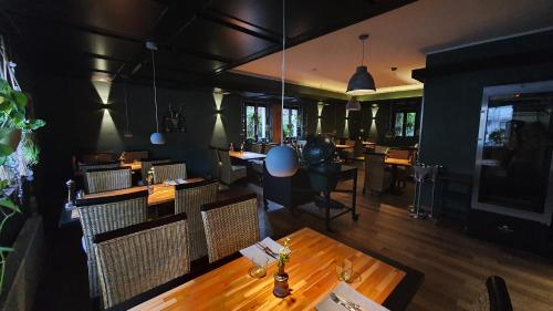 an overhead view of a restaurant with a table and chairs at Der Höfener Garten in Nuremberg