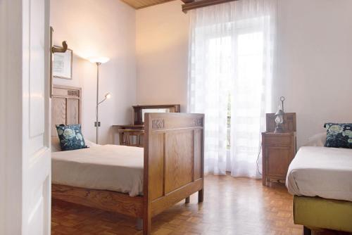 um quarto com 2 camas e uma janela em Suite in villa con parco em Varese
