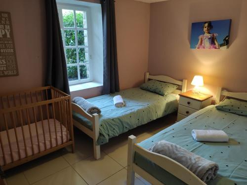 a bedroom with two twin beds and a window at Pagel in Catus