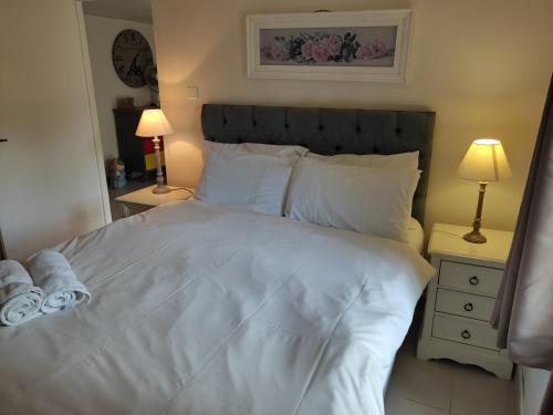 a bedroom with a bed with white sheets and pillows at Pagel in Catus