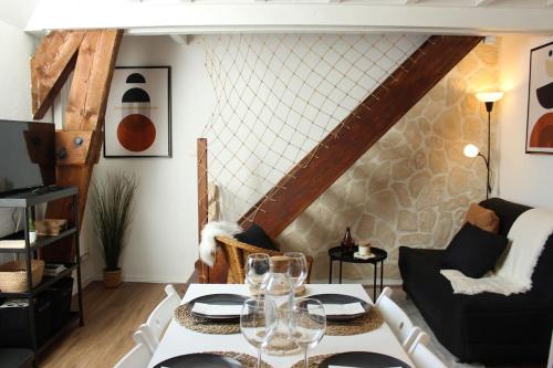 a dining room with a table with wine glasses at Le P'tit Hélios 4-6 personnes - Centre ville de Barèges in Barèges