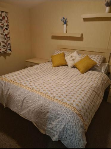 מיטה או מיטות בחדר ב-Lyons Winkups towyn 6 berth fully adapted caravan