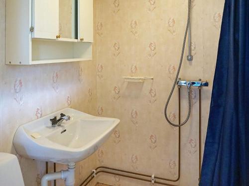 uma casa de banho com um lavatório e um chuveiro em Holiday home Smögen IV em Smögen