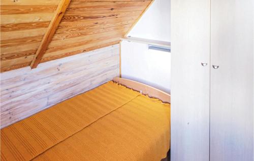 Habitación pequeña con cama en el ático en Awesome Home In Mragowo With 3 Bedrooms And Wifi, en Kosewo