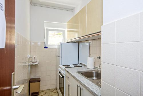 Il comprend une petite cuisine avec un évier et un comptoir. dans l'établissement Twin Room Tisno 5128a, à Tisno