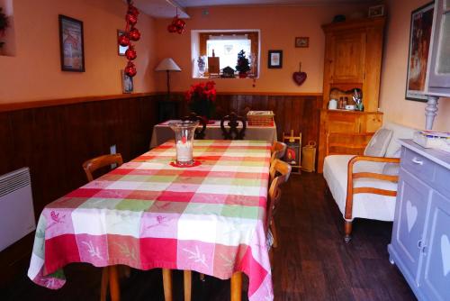 a kitchen with a table with a blender on it at Chambres d'hôtes chez Loulou et Caramel in Magstatt-le-Bas