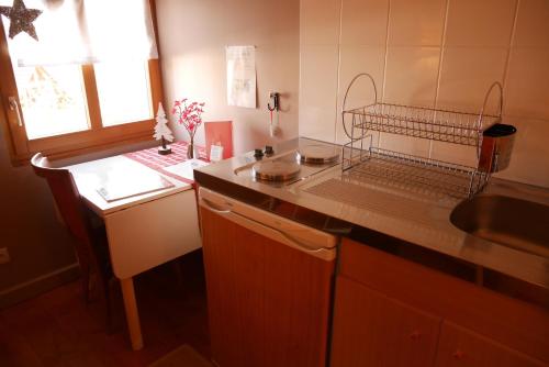 Kuchyň nebo kuchyňský kout v ubytování Chambres d'hôtes chez Loulou et Caramel