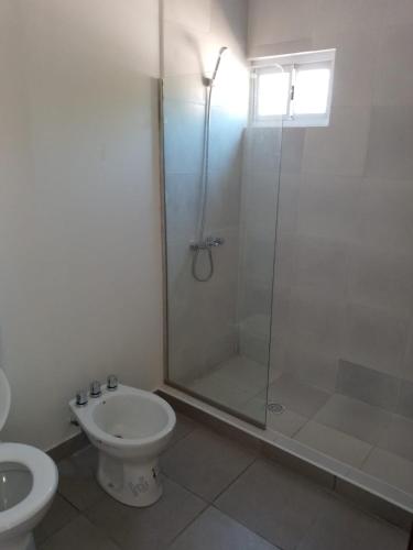 a bathroom with a shower and a toilet at Departamento Chacabuco in San Fernando del Valle de Catamarca