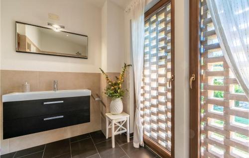 ein Bad mit einem Waschbecken und einem Wandspiegel in der Unterkunft 4 Bedroom Amazing Home In San Miniato in San Miniato
