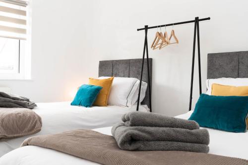 um quarto com duas camas com toalhas em Hale Lodge em Londres
