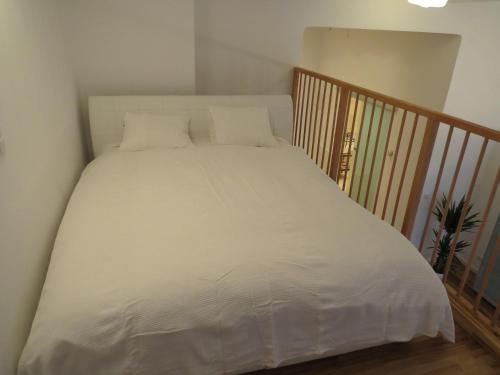 1 cama con sábanas blancas y almohadas en una habitación en Apartments Alserstraße, en Viena