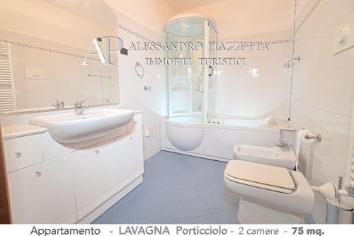 bagno bianco con lavandino e servizi igienici di Casa ANNETTE a Lavagna