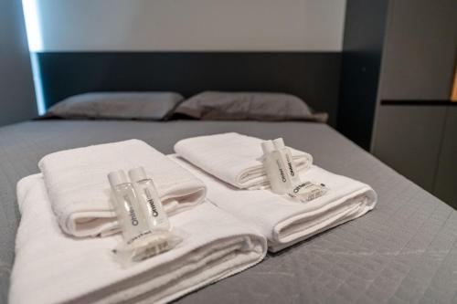 duas toalhas numa cama num quarto em LIV - Apartamento 1205 em Porto Alegre